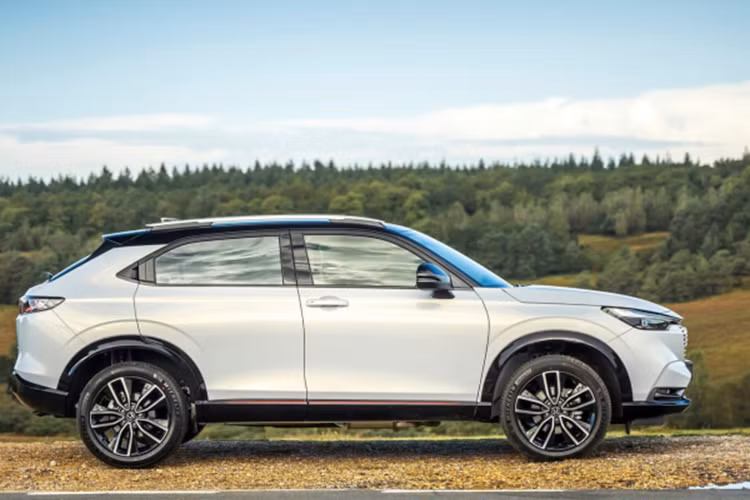 Trong tháng 1/2024 vừa qua, Honda HR-V đã vươn lên trở thành mẫu xe bán chạy nhất phân khúc SUV cỡ B tại Việt Nam với doanh số 801 xe, tăng 15,7% so với tháng 12/2023. Ngoài ra, Honda HR-V còn lọt vào top 10 mẫu xe bán chạy nhất Việt Nam trong tháng đầu tiên của năm 2024.