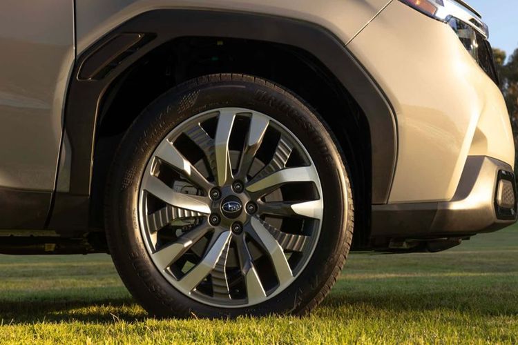 Phần hông xe gợi liên tưởng nhẹ tới Toyota RAV4 với gờ nhỏ tại cột D cùng vòm bánh vuông. Trong khi đó, đầu xe lại có nét tương đồng rất lớn với Ford Explorer với lưới tản nhiệt mới, kết hợp cặp đèn pha dạng đôi cánh đặt ngay cạnh. Đây là giao diện không thể nhầm lẫn của Ford Explorer, rõ nhất là trên bản đời 5 bán trong giai đoạn 2010-2019.