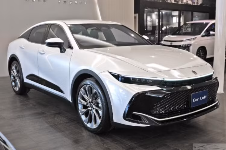  Toyota Crown Crossover 2023 Toyota Crown Crossover 2023 sở hữu thiết kế là sự kết hợp giữa sedan và SUV. Đây là một kiểu thiết kế thân xe khá hiếm gặp. Chỉ có vài trường hợp như AMC Eagle 4×4 hay gần đây có Polestar 2 chạy điện. Đặc điểm chung giữa những chiếc xe này là bánh to, khung gầm cao như SUV, nhưng thân xe sedan, và không có cửa sập.