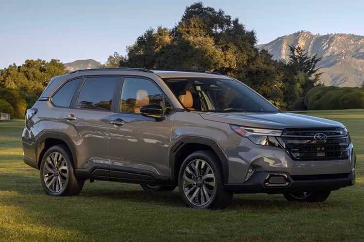  Subaru Forester 2025 Sau khi Subaru Forester 2025, mẫu xe này đã nhận được rất nhiều tranh cãi về thiết kế. Phần lớn trong đó tỏ ra thất vọng với thiết kế mới trông "bình thường hóa". Thậm chí, có ý kiến cho rằng Subaru Forester 2025 "mất chất". Theo trang Carscoops, “giờ đây Subaru Forester thế hệ mới nhất đã trở thành một chiếc SUV hoàn chỉnh, nhưng lại gặp vấn đề lớn về thiết kế".