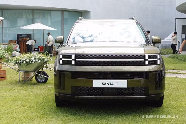  Hyundai Santa Fe 2024 Vào thời điểm mới ra mắt, thiết kế của Hyundai SantaFe 2024 cũng đã gây nhiều tranh cãi vì “ngoại hình” khác biệt hoàn toàn so với các thế hệ trước. Theo đó, thiết kế của Santa Fe mới có ngoại hình vuông vức, hầm hố. Các đường nét trên thân xe thẳng, nhiều nếp gấp sắc nét và có nét tương đồng với SUV hạng sang Land Rover Defender. 