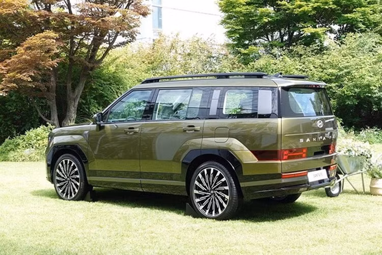 Khu vực đuôi xe bị đánh giá khá nhàm chán khi thiếu điểm nhấn. Cửa cốp Theo Hyundai, phong cách thiết kế Hyundai SantaFe 2024 được áp dụng nhằm tối ưu không gian nội thất và khoang hành lý. Các nhà thiết kế của Hyundai cũng cho biết đây là nỗ lực để "làm cho thiết kế hình hộp tỏa sáng trở lại".