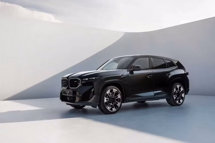  BMW XM 2023 Khi BMW lần đầu giới thiệu XM, mẫu xe này ngay lập tức gây chú ý với thiết kế hai "lỗ mũi quả thận" to quá khổ kèm theo cặp "mắt híp", trong khi thân xe có phần tròn trịa. Ngoại hình lạ mắt này ngay lập tức đã mở ra nhiều ý kiến trái chiều trong cộng đồng những người yêu xe. 