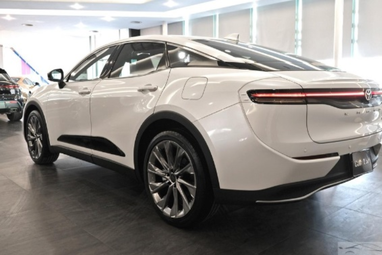 Toyota Crown Crossover sở hữu mái dốc về phía sau, đường vai chảy và cánh gió hậu kín đáo. Ngoài ra, cốp xe cũng là một điểm gây tranh cãi. Cốp ngăn với cabin bằng vách nửa vời. Điều này khiến bộ phận này nửa như cốp rời của sedan nửa như cốp liền của crossover.