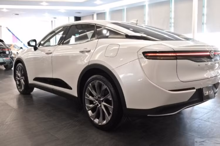 Toyota Crown Crossover sở hữu mái dốc về phía sau, đường vai chảy và cánh gió hậu kín đáo. Ngoài ra, cốp xe cũng là một điểm gây tranh cãi. Cốp ngăn với cabin bằng vách nửa vời. Điều này khiến bộ phận này nửa như cốp rời của sedan nửa như cốp liền của crossover.