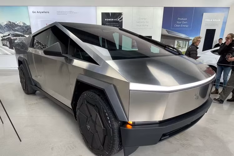 Tesla Cybertruck Kể từ lần xuất hiện đầu tiên dưới dạng xe concept, Tesla Cybertruck đã gây nhiều tranh cãi trong làng xe bởi thiết kế "không giống xe thông thường". Theo đó, Cybertruck có kiểu dáng góc cạnh, cứng cáp với “tấm thân” được làm hoàn toàn từ thép không gỉ siêu cứng - không cần sơn, chống móp méo. Tuy nhiên, chính thiết kế to lớn và vuông vức của mẫu xe này lại làm dấy lên những lo ngại về vấn đề an toàn cho người đi bộ trong trường hợp xảy ra va chạm.