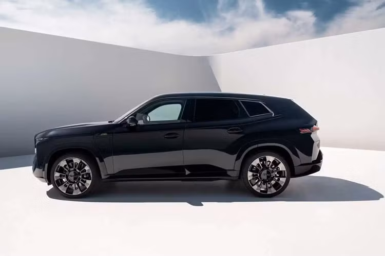 Dưới quan điểm của lãnh đạo thương hiệu BMW, "gây tranh cãi" tương đương "thiết kế hiện đại"\ và trở thành tâm điểm của các cuộc bàn tán, từ đó thúc đẩy doanh số. "Tôi muốn gây tranh cãi,” chủ tịch BMW - Oliver Zipse tuyên bố. Ông lấy ví dụ chiếc BMW 7-Series E65 do Chris Bangle thiết kế không nhận được đón nhận nồng nhiệt, nhưng lại bán chạy hơn người tiền nhiệm rất phong cách 7-Series E38.