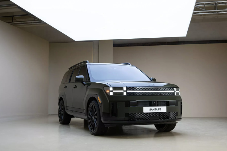 Bản cao cấp có thêm ghế bọc da Nappa, ghế lái nhớ vị trí, màn hình hiển thị thông tin kính lái HUD, 2 sạc điện thoại không dây và hệ thống âm thanh Bose. Hiện những thông tin kể trên vẫn chưa được hãng chính thức xác nhận. Nếu những thông tin này là chính xác thì Hyundai Santa Fe 2025 tại Việt Nam có trang bị khá hấp dẫn.