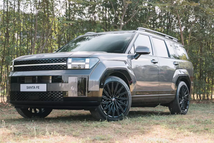 Tuy nhiên, mẫu xe này lại sở hữu thiết kế ngoại thất gây không ít tranh cãi. Bên cạnh đó, xe còn đắt hơn trước và bị cắt phiên bản máy dầu. Những yếu tố này có thể sẽ ảnh hưởng không nhỏ đến doanh số của Hyundai SantaFe 2025 tại thị trường Việt Nam trong thời gian tới.