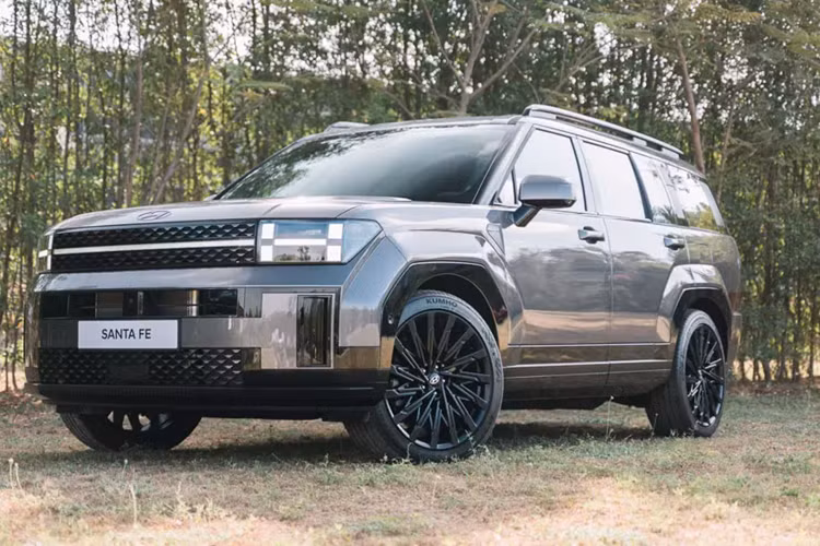 Tuy nhiên, mẫu xe này lại sở hữu thiết kế ngoại thất gây không ít tranh cãi. Bên cạnh đó, xe còn đắt hơn trước và bị cắt phiên bản máy dầu. Những yếu tố này có thể sẽ ảnh hưởng không nhỏ đến doanh số của Hyundai SantaFe 2025 tại thị trường Việt Nam trong thời gian tới.