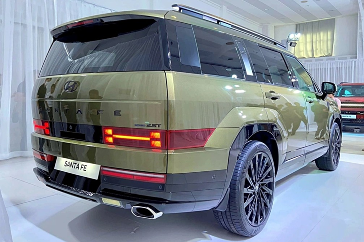 Hyundai SantaFe 2025 dự kiến sẽ tiếp tục được lắp ráp tại Việt Nam. Do đó, xe sẽ được hỗ trợ 50% lệ phí trước bạ trong 3 tháng, kể từ ngày 1/9 đến hết ngày 30/11/2024.