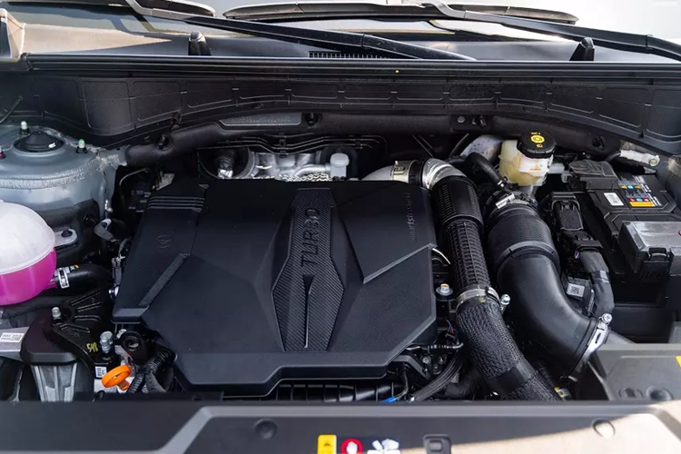 Sức mạnh được truyền tới cả 4 bánh thông qua hộp số tự động ly hợp kép 8 cấp. Ngoài ra, xe còn có những trang bị ngoại thất đáng chú ý như hệ thống đèn LED, đèn pha/gạt mưa tự động, gương chiếu hậu chỉnh điện/gập điện/sấy, cửa cốp chỉnh điện, vành 20 inch ở bản tiêu chuẩn và 21 inch ở bản Turbo.
