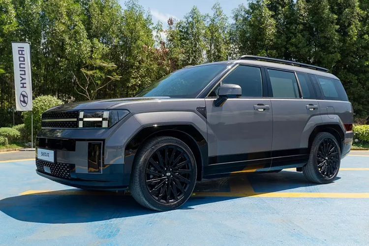 Nếu giá bán này là chính xác thì Hyundai SantaFe 2025 tại Việt Nam sẽ tăng đáng kể so với thế hệ cũ. Đời cũ của mẫu xe này hiện có 5 phiên bản và giá bán dao động từ 979 triệu đến 1,269 tỷ đồng. Không chỉ giảm bớt phiên bản, Hyundai SantaFe 2025 còn thay đổi đáng kể về mặt trang bị và động cơ.