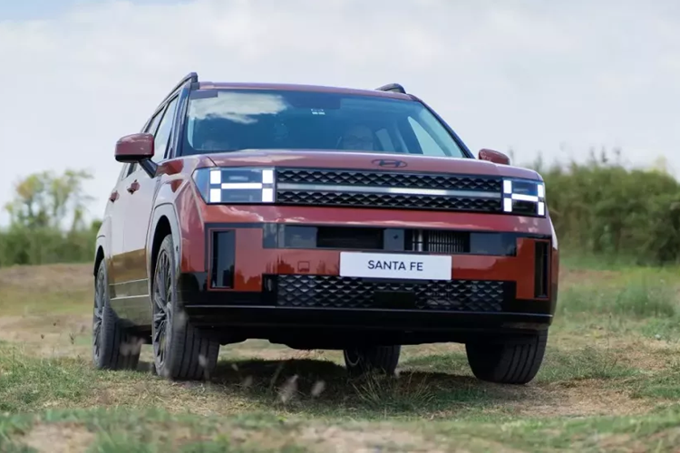 Trước thời điểm ra mắt, thông số và giá xe Hyundai SantaFe 2025 tại Việt Nam được đã bị rò rỉ. Theo đó, mẫu xe này chỉ có 3 phiên bản, bao gồm Xăng Tiêu chuẩn, Xăng Cao cấp và Turbo - mức bán ra dự kiến của 3 phiên bản này lần lượt là 1,189 tỷ, 1,289 tỷ và 1,368 tỷ đồng.