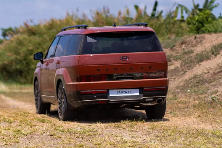 Bên trong xe, Hyundai SantaFe 2025 sở hữu nội thất bọc da. ghế trước chỉnh điện/sưởi/làm mát, bảng đồng hồ kỹ thuật số và màn hình cảm ứng trung tâm cùng có kích thước 12,3 inch, kết nối Apple CarPlay/Android Auto, hệ thống âm thanh 6 loa, 1 sạc điện thoại không dây, điều hòa tự động, cửa sổ trời kép tiêu chuẩn.