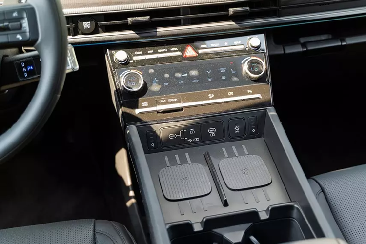 Động cơ kết hợp với hộp số tự động 8 cấp và hệ dẫn động cầu trước ở bản Xăng tiêu chuẩn hoặc hệ dẫn động 4 bánh toàn thời gian HTRAC ở bản Xăng cao cấp. Thứ hai là động cơ xăng 4 xi-lanh, tăng áp, dung tích 2.5L, cho công suất tối đa 281 mã lực và mô-men xoắn cực đại 422 Nm.