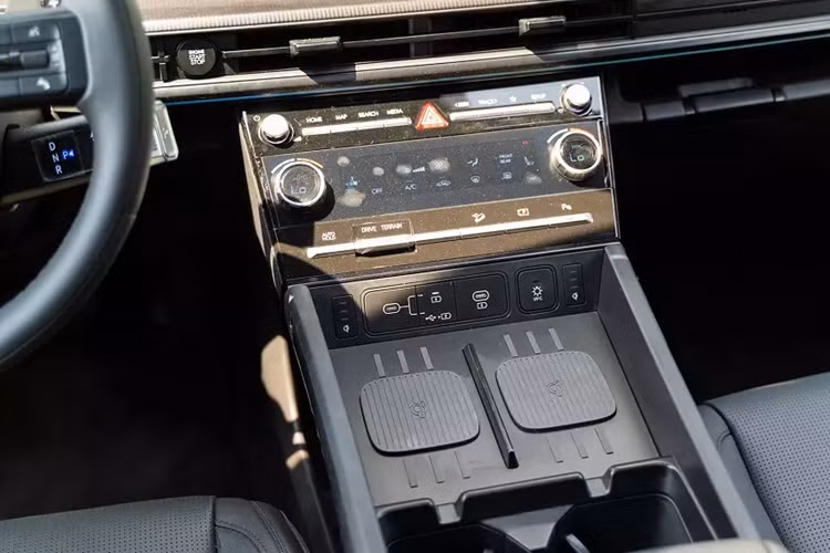 Động cơ kết hợp với hộp số tự động 8 cấp và hệ dẫn động cầu trước ở bản Xăng tiêu chuẩn hoặc hệ dẫn động 4 bánh toàn thời gian HTRAC ở bản Xăng cao cấp. Thứ hai là động cơ xăng 4 xi-lanh, tăng áp, dung tích 2.5L, cho công suất tối đa 281 mã lực và mô-men xoắn cực đại 422 Nm.