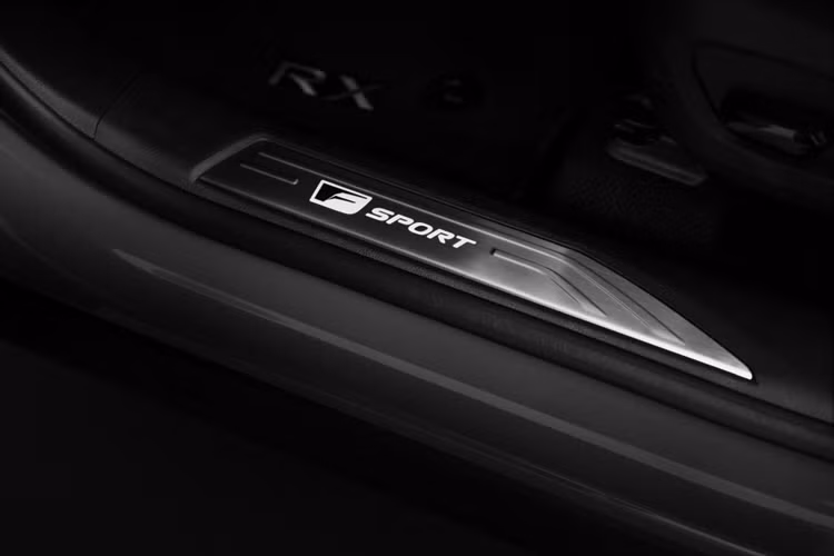 Phiên bản RX 350h trở lại với hệ truyền động hybrid tạo ra công suất 246 mã lực và mô-men xoắn cực đại 316 Nm. Mặt khác, RX 500h F Sport Performance có công suất 366 mã lực và mô-men xoắn 550 Nm. Ngoài ra, thương hiệu cũng vẫn cung cấp phiên bản plug-in hybrid RX 450h+.