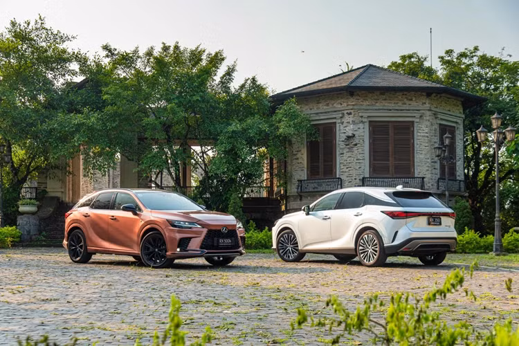 Phiên bản này có động cơ 4 xi-lanh, dung tích 2,5 lít, ba động cơ điện và bộ pin lithium-ion 18,1 kWh với công suất tổng hợp 304 mã lực và có phạm vi hoạt động chỉ bằng điện là 56 km.