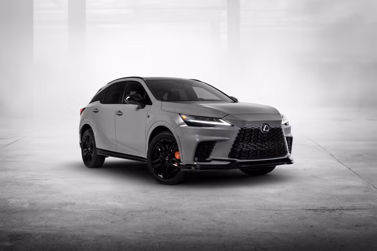 Điểm nổi bật trong số những nâng cấp trên Lexus RX 2025 mới chính là phiên bản đặc biệt Black Line mới dựa trên RX 500h F Sport Performance. Diện mạo tổng thể của phiên bản Đặc biệt Black Line nổi bật nhờ ngoại thất nổi bật với các điểm nhấn màu đen.