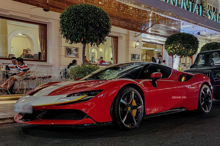 Với gói trang trí đắt đỏ này, ngoại thất của Ferrari SF90 Stradale sẽ có thêm điểm nhấn màu bạc Argento Nurburging, viền vàng Giallo Modena ở các vị trí đầu, đuôi và nóc xe. Chưa hết, xe còn được trang bị cánh gió khí động học bằng sợi carbon, giúp tăng lực ép xuống mặt đường.