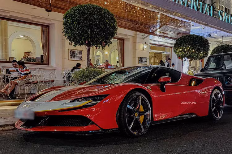 Với gói trang trí đắt đỏ này, ngoại thất của Ferrari SF90 Stradale sẽ có thêm điểm nhấn màu bạc Argento Nurburging, viền vàng Giallo Modena ở các vị trí đầu, đuôi và nóc xe. Chưa hết, xe còn được trang bị cánh gió khí động học bằng sợi carbon, giúp tăng lực ép xuống mặt đường.