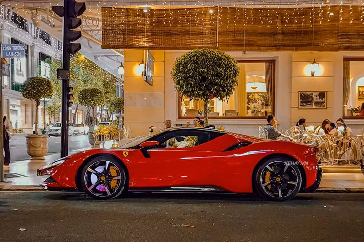 Gói trang trí Assetto Fiorano sẽ cung cấp cho Ferrari SF90 Stradale bộ mâm carbon, tuy nhiên hình ảnh cho thấy “siêu ngựa” trong bài vẫn dùng mâm 5 chấu kép cắt vát dạng kim cương độc đáo, ẩn phía sau là cùm phanh màu vàng nổi bật. “Dàn chân” này được bao bởi bộ lốp hiệu suất cao Michelin Pilot Sport Cup2.