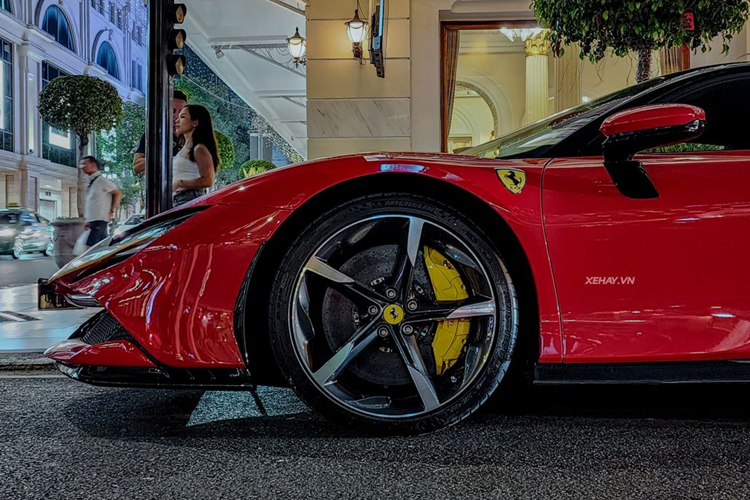 Cuối cùng, Ferrari SF90 Stradale Assetto Fiorano còn được bổ sung hệ thống treo với lò xo titanium, hệ thống giảm xóc Multimatic, hệ thống ống xả titanium... Ferrari SF90 Stradale được trang bị động cơ xăng V8, tăng áp, dung tích 4.0 lít, sản sinh công suất tối đa 769 mã lực và mô-men xoắn cực đại 800 Nm.