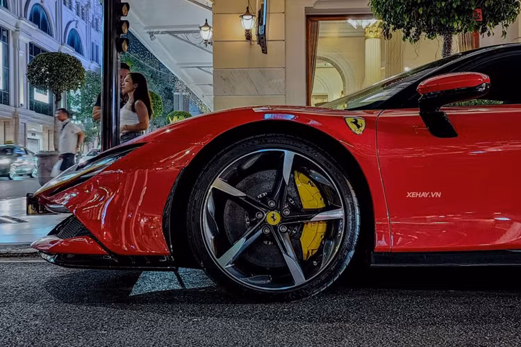 Cuối cùng, Ferrari SF90 Stradale Assetto Fiorano còn được bổ sung hệ thống treo với lò xo titanium, hệ thống giảm xóc Multimatic, hệ thống ống xả titanium... Ferrari SF90 Stradale được trang bị động cơ xăng V8, tăng áp, dung tích 4.0 lít, sản sinh công suất tối đa 769 mã lực và mô-men xoắn cực đại 800 Nm.