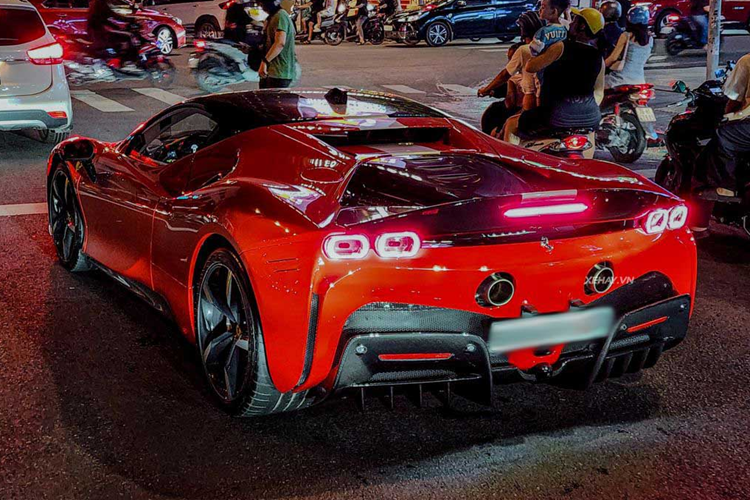 Cung cấp năng lượng cho 3 mô-tơ điện có tổng công suất 217 mã lực này là cụm pin lithium-ion 7,9 kWh. Kết hợp 3 mô-tơ điện với động cơ xăng V8, siêu phẩm hybrid Ferrari SF90 Stradale có tổng công suất tối đa lên đến 1.000 mã lực.