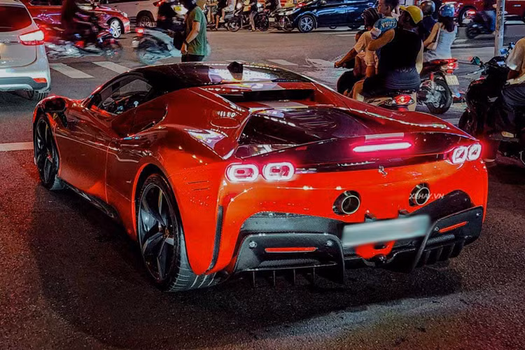 Cung cấp năng lượng cho 3 mô-tơ điện có tổng công suất 217 mã lực này là cụm pin lithium-ion 7,9 kWh. Kết hợp 3 mô-tơ điện với động cơ xăng V8, siêu phẩm hybrid Ferrari SF90 Stradale có tổng công suất tối đa lên đến 1.000 mã lực.