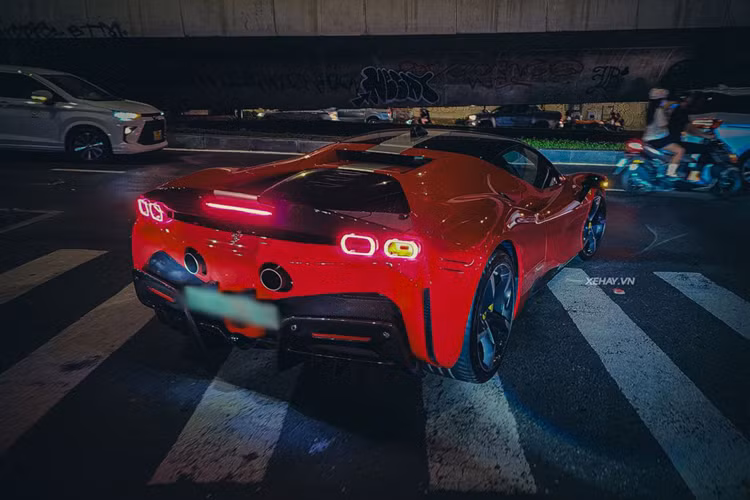 Ngoài ra, Ferrari SF90 Stradale có thể hoàn thành quãng đường 25 km chỉ bằng mô-tơ điện trên cầu trước. Mức giá xe Ferrari SF90 Stradale chính hãng tại Việt Nam niêm yết khoảng hơn 30 tỷ đồng.