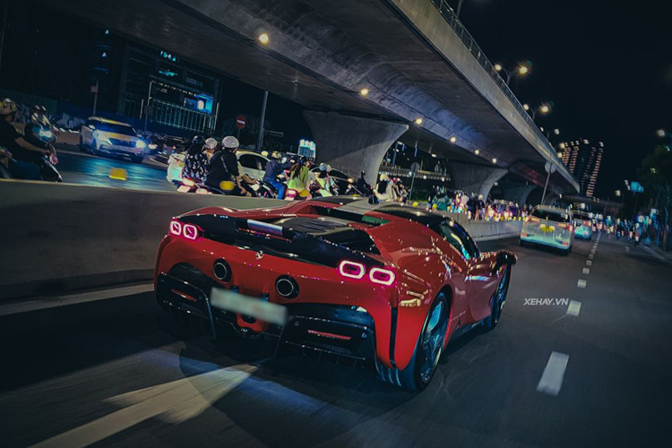 Ferrari SF90 Stradale chính là siêu xe plug-in hybrid đầu tiên trong lịch sử của hãng Ferrari. Sức mạnh của động cơ plug-in hybrid đã cho phép siêu phẩm Ferrari SF90 Stradale có thể tăng tốc từ vị trí xuất phát lên 100 km/h trong thời gian 2,5 giây, thêm 4,2 giây để tăng tốc lên 200 km/h trước khi đạt vận tốc tối đa 340 km/h.