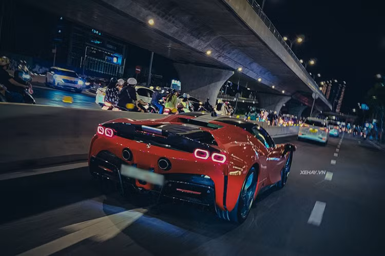 Ferrari SF90 Stradale chính là siêu xe plug-in hybrid đầu tiên trong lịch sử của hãng Ferrari. Sức mạnh của động cơ plug-in hybrid đã cho phép siêu phẩm Ferrari SF90 Stradale có thể tăng tốc từ vị trí xuất phát lên 100 km/h trong thời gian 2,5 giây, thêm 4,2 giây để tăng tốc lên 200 km/h trước khi đạt vận tốc tối đa 340 km/h.