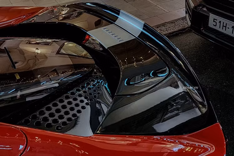 Động cơ này kết hợp với hệ thống hybrid bao gồm 3 mô-tơ điện. Trong đó, 1 mô-tơ điện nằm kẹp giữa động cơ V8 và hộp số tự động ly hợp kép 8 cấp mới. 2 mô-tơ điện còn lại được đặt trên cầu trước của Ferrari SF90 Stradale.