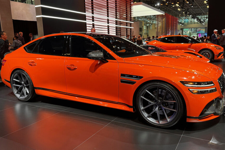 Genesis G80 Magma Special màu cam đặc biệt lần đầu tiên xuất hiện trên mẫu concept SUV GV80 Coupe năm ngoái. Về ngoại thất, chiếc sedan thể thao được trang bị bộ body kit độc đáo với hốc bánh xe phía trước và sau rộng hơn, mang lại dáng vẻ thể thao hơn cho chiếc xe.