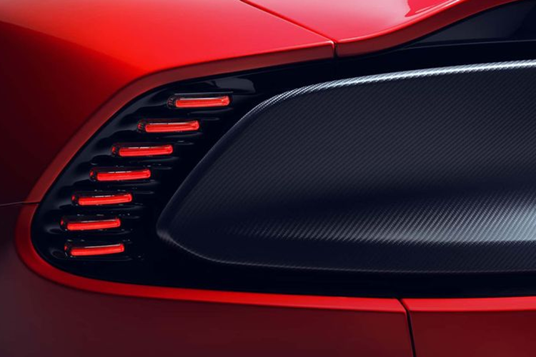 Được giới thiệu là mẫu xe mạnh mẽ nhất lịch sử 111 năm của thương hiệu, Aston Martin Vanquish 2025 sở hữu khối động cơ V12 5.2L tăng áp kép, sản sinh công suất lên đến 835 mã lực và mô-men xoắn cực đại 1.000 Nm. Đi kèm là hộp số 8 cấp ly hợp kép ZF, hệ dẫn động cầu sau kết hợp vi sai điện tử e-diff.