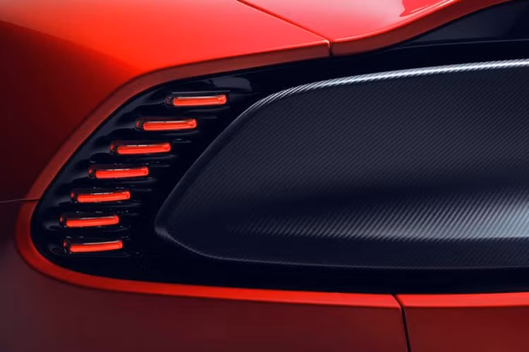 Được giới thiệu là mẫu xe mạnh mẽ nhất lịch sử 111 năm của thương hiệu, Aston Martin Vanquish 2025 sở hữu khối động cơ V12 5.2L tăng áp kép, sản sinh công suất lên đến 835 mã lực và mô-men xoắn cực đại 1.000 Nm. Đi kèm là hộp số 8 cấp ly hợp kép ZF, hệ dẫn động cầu sau kết hợp vi sai điện tử e-diff.