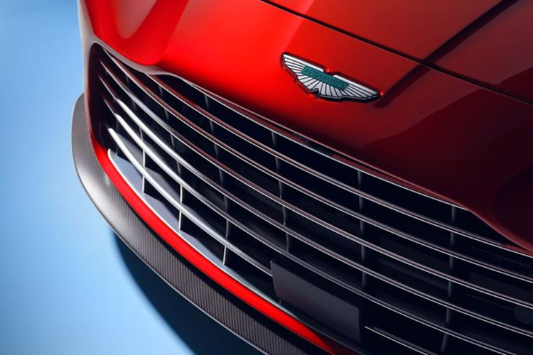 Hệ thống phanh gốm carbon có đường kính 410 mm ở phía trước và 360 mm ở phía sau. Hãng cho biết cụm phanh trên mẫu xe này đã được nâng cấp nhằm giảm hiện tượng mài mòn và chịu được nhiệt độ lên tới 800 độ C. Đuôi xe nổi bật với khuếch tán gió cỡ lớn và phần cánh gió kiểu đuôi vịt.