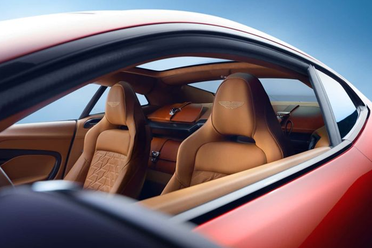 Không gian nội thất của Aston Martin Vanquish 2025 là sự kết hợp hài hòa giữa phong cách thể thao và sự sang trọng. Xe được trang bị bảng đồng hồ taplo TFT 10,25 inch kết hợp màn hình trung tâm cảm ứng Pure Black có kích thước tương tự.