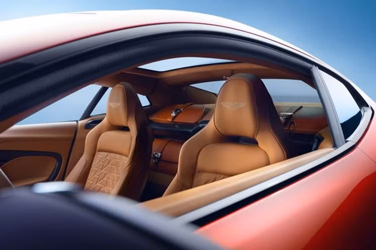 Không gian nội thất của Aston Martin Vanquish 2025 là sự kết hợp hài hòa giữa phong cách thể thao và sự sang trọng. Xe được trang bị bảng đồng hồ taplo TFT 10,25 inch kết hợp màn hình trung tâm cảm ứng Pure Black có kích thước tương tự.