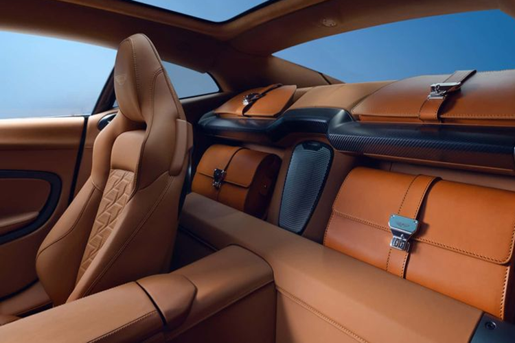 Những điểm nổi bật khác bao gồm các ghế trước chỉnh điện 16 hướng bọc da Alcantara hoặc Aniline, hệ thống âm thanh Bowers &amp; Wilkins 15 loa và mặt taplo ốp gỗ.