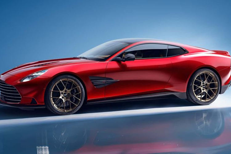 Nổi bật ở phần đầu xe Aston Martin Vanquish thế hệ mới là lưới tản nhiệt hình vỏ sò có kích thước lớn hơn 13% so với chiếc DBS 770 Ultimate giúp tối ưu khả năng làm mát cho khối động cơ V12. Cụm đèn pha LED Matrix kiểu phân tầng, tương tự DB12 và Vantage.