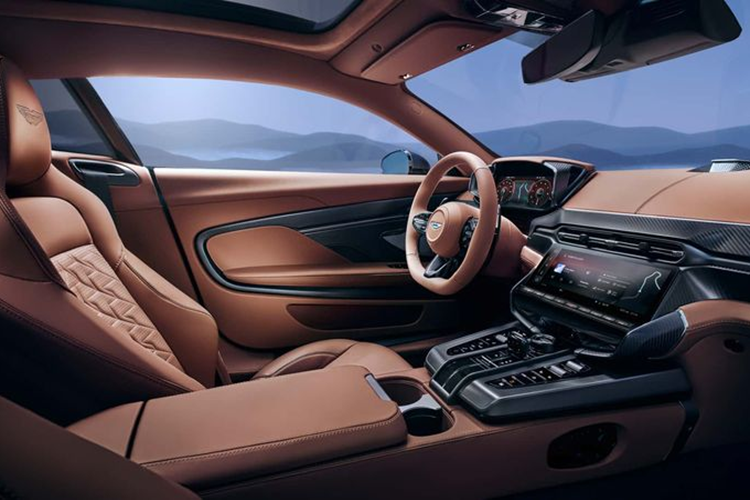 Đặc biệt, phong cách đuôi xe Kamm được cắt thẳng xuống đột ngột cũng là một sự tri ân đến những mẫu xe biểu tượng của Aston Martin trong quá khứ. Cụm đèn hậu bao gồm 7 bóng LED phân tầng tạo điểm nhấn khá độc đáo.