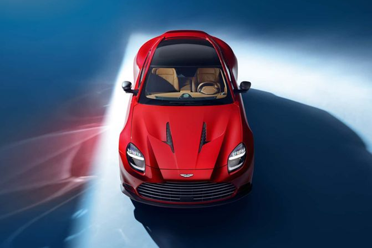 Nắp capo được bổ sung nhiều khe gió kết hợp với những đường cắt xẻ, vừa giúp mang lại ngoại hình ấn tượng vừa tăng hiệu quả tản nhiệt cho mẫu siêu xe Anh Quốc. Vanquish 2025 được trang bị bộ mâm đa chấu siêu nhẹ với kích thước 21 inch đi kèm lốp thể thao đến từ thương hiệu Pirelli.