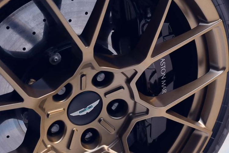 Sức mạnh từ cỗ máy 12 xi lanh này cũng đồng thời đưa Vanquish trở thành mẫu siêu xe nhanh nhất của Aston Martin, với tốc độ tối đa lên tới 344 km/h và khả năng tăng tốc từ 0-96 km/h trong 3,2 giây.