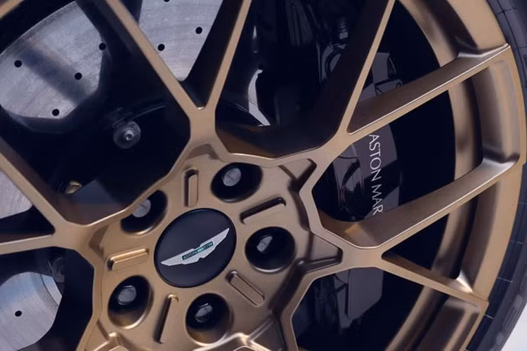 Sức mạnh từ cỗ máy 12 xi lanh này cũng đồng thời đưa Vanquish trở thành mẫu siêu xe nhanh nhất của Aston Martin, với tốc độ tối đa lên tới 344 km/h và khả năng tăng tốc từ 0-96 km/h trong 3,2 giây.