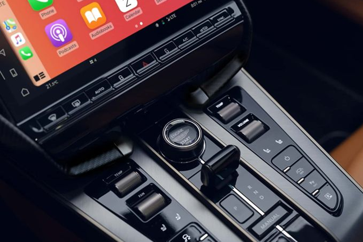 Đây là chi tiết được hãng lấy cảm hứng từ siêu phẩm Aston Martin Valkyrie. Ở phía dưới là cụm ống xả kép làm từ chất liệu Titanium mang đến âm thanh phấn khích đồng thời cắt giảm 10,5 kg cân nặng so với thông thường.