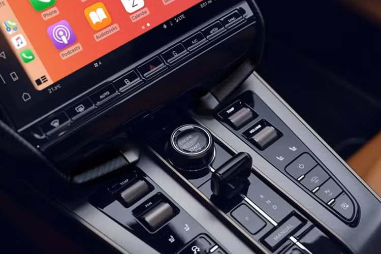 Đây là chi tiết được hãng lấy cảm hứng từ siêu phẩm Aston Martin Valkyrie. Ở phía dưới là cụm ống xả kép làm từ chất liệu Titanium mang đến âm thanh phấn khích đồng thời cắt giảm 10,5 kg cân nặng so với thông thường.