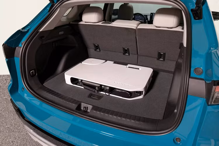 Xét về kích thước, Prologue lớn hơn CR-V nhưng nhỏ hơn Pilot, với kích thước dài x rộng x cao lần lượt là 4.877 x 1.989 x 1.643 mm, đi kèm chiều dài cơ sở đạt 3.094 mm. Honda Prologue 2024 có hai cấu hình với hệ dẫn động cầu trước (mô-tơ đơn) hoặc bốn bánh toàn thời gian (mô-tơ kép ở 2 cầu).